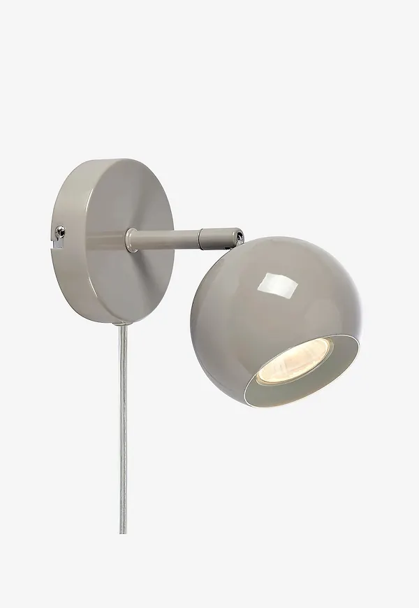 Elegant beige lampa 2026 från Markslöjd.
