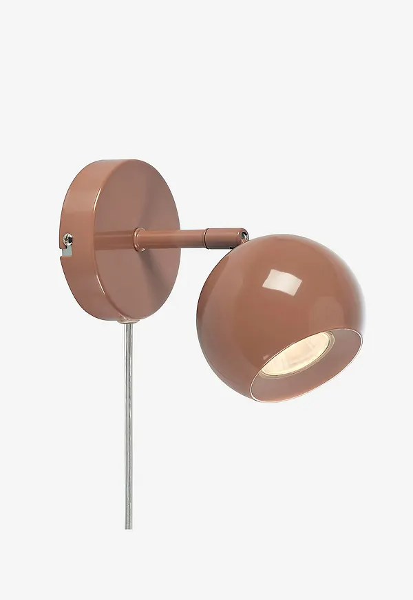 Klassisk brun lampa 2026 från Markslöjd.
