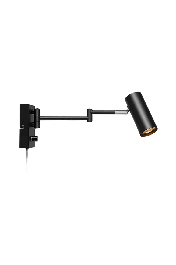 Fin svart lampa 2025 från Markslöjd.