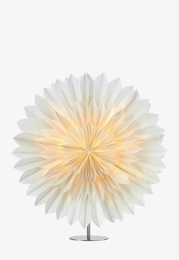 Vit Markslöjd lampa som passar perfekt till sommaren 2025!