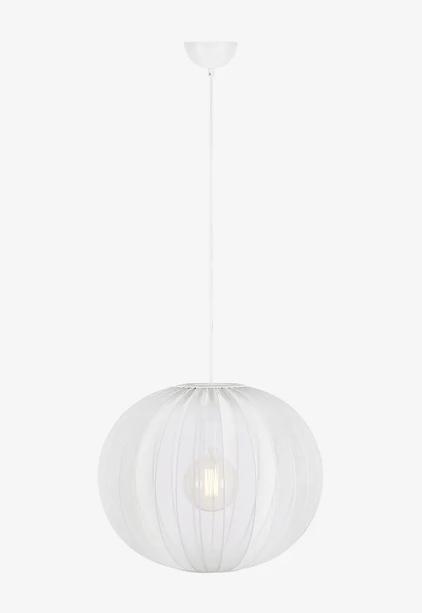 Smickrande lampa i vitt från Markslöjd.