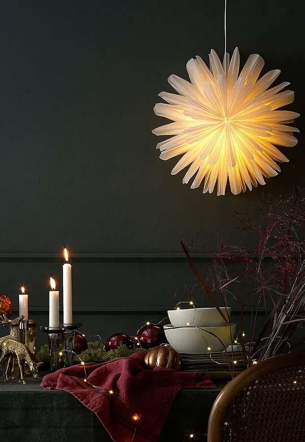 Vit Markslöjd lampa som passar perfekt till sommaren 2025!