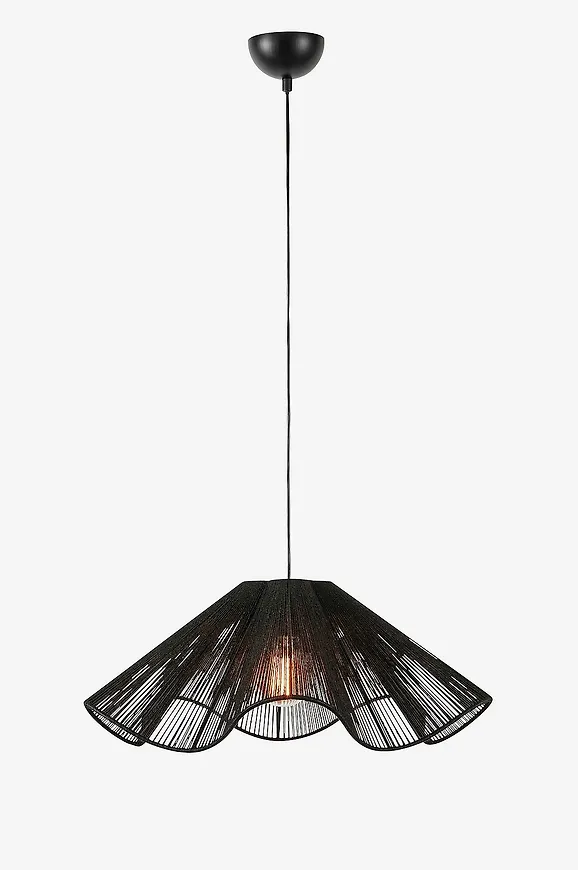 Snygg markslöjd lampa i svart färg gjord i järn.