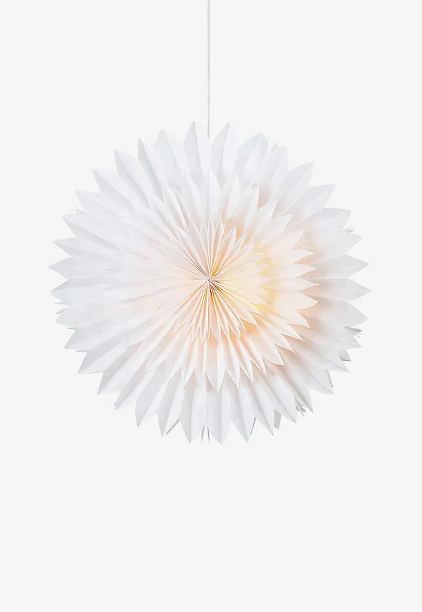 Moderiktig lampa 2025 från Markslöjd.