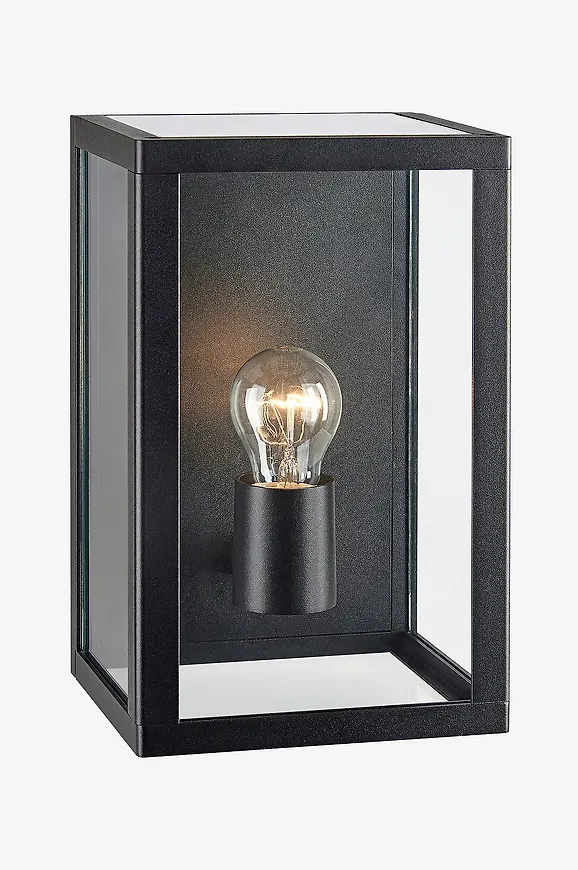 Smickrande utomhusvägglampa i svart färg gjord i aluminium.