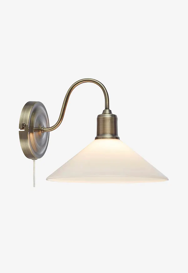 Vit Markslöjd lampa som passar perfekt till sommaren 2025!