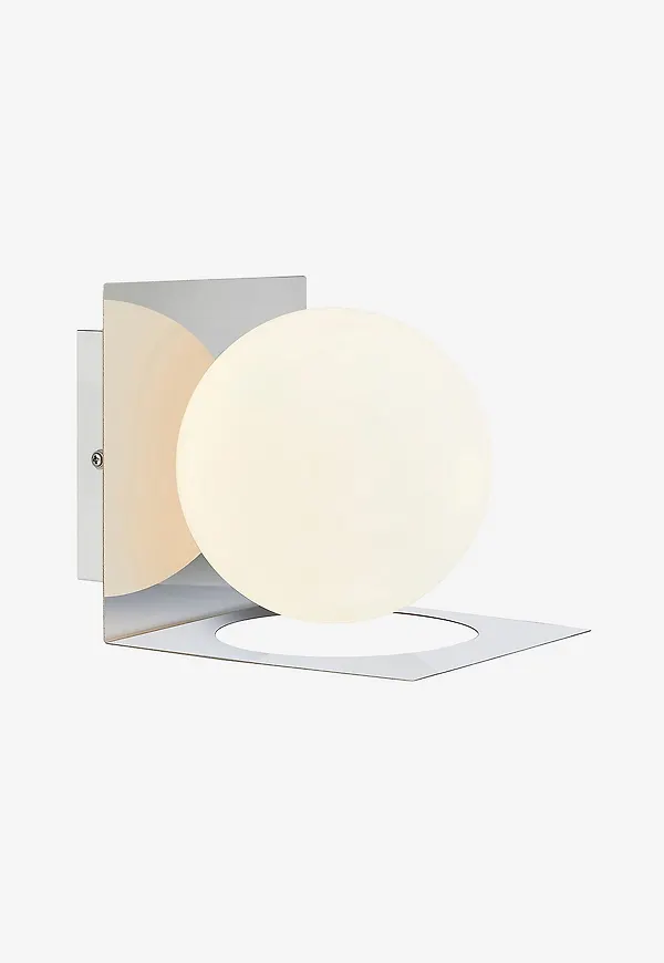 Vacker lampa i vitt från Markslöjd.