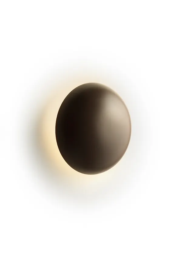Moderiktig brun lampa 2026 från Marset.