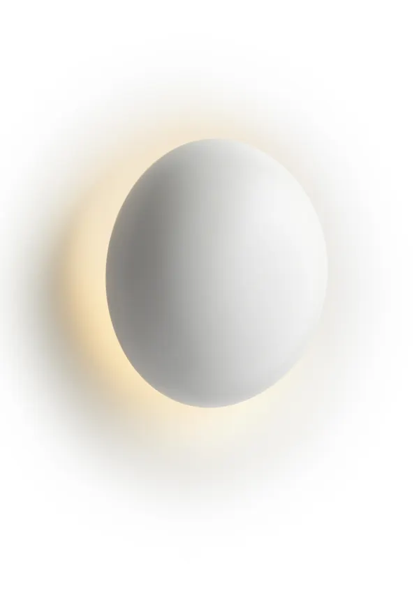 Mysig vägglampa i brun färg gjord i aluminium.
