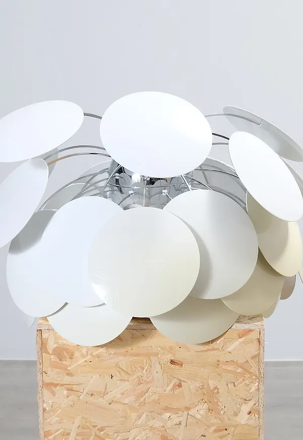 Härlig vit lampa 2025 från Marset.