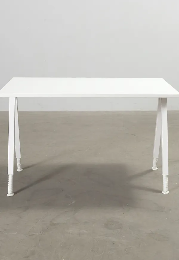 Fantastiskt snygg skrivbord i vitt från Martela.
