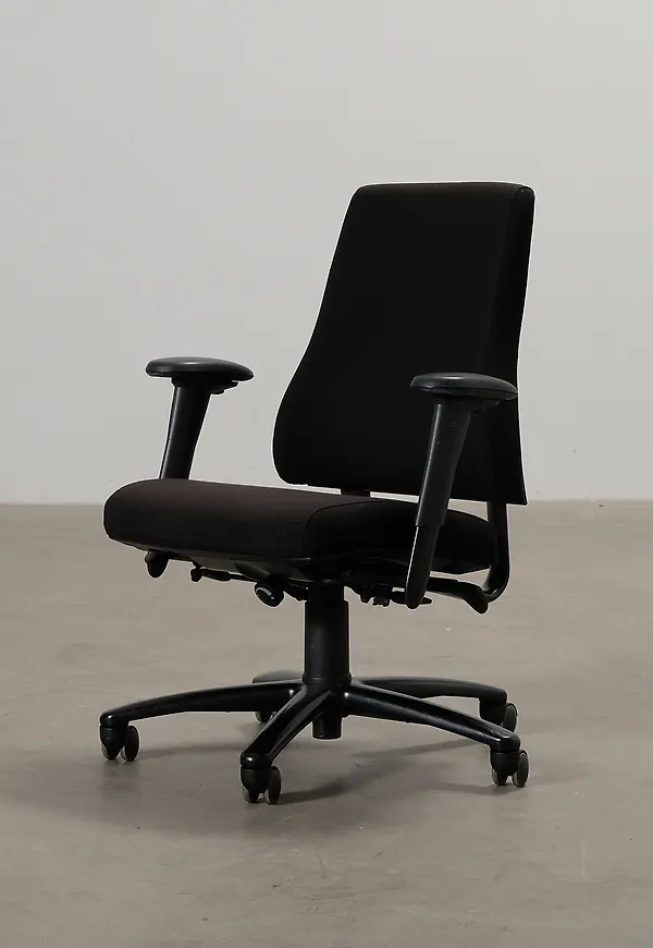 Otroligt snygg svart stol 2025 från Martela.