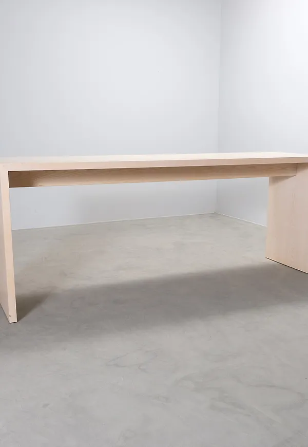 Smickrande barbord i beiget från Martela.