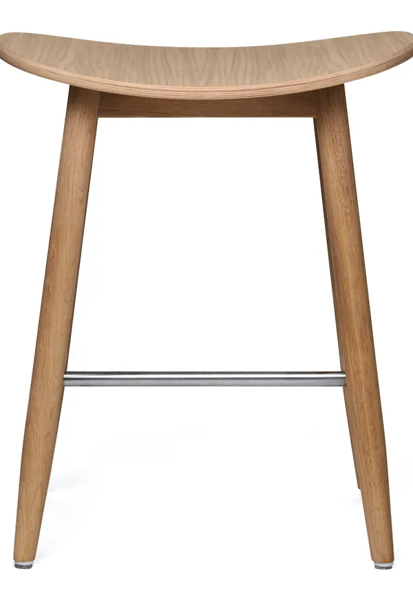 Jättesnygg sittpall i ek från Massproductions.