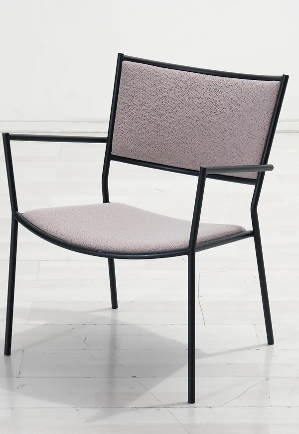 Stilren karmstol 2025 från Massproductions.