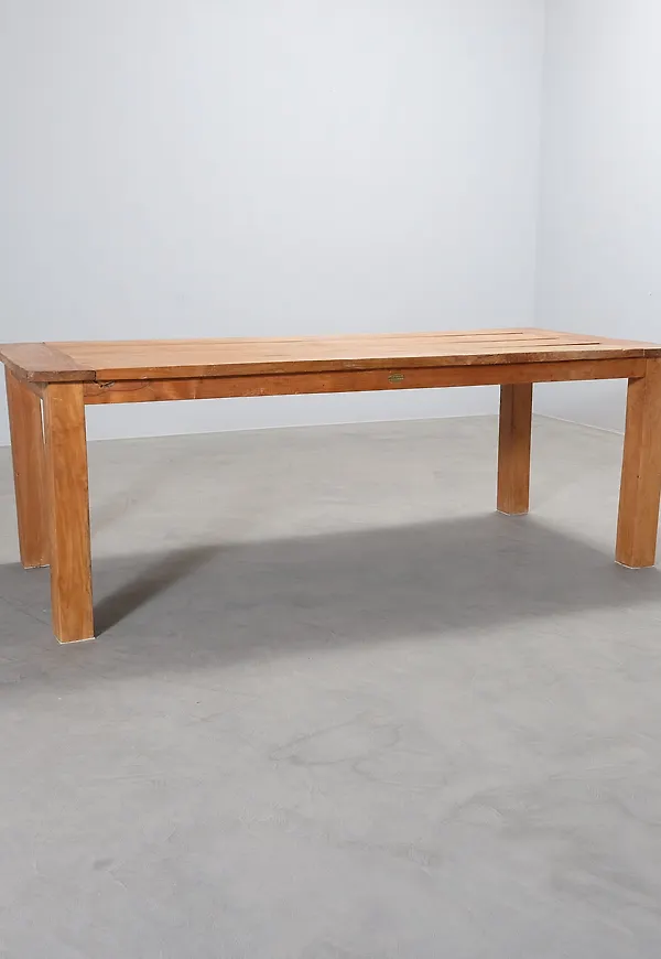 Modern teakmatbord 2025 från Vepsäläinen Design.