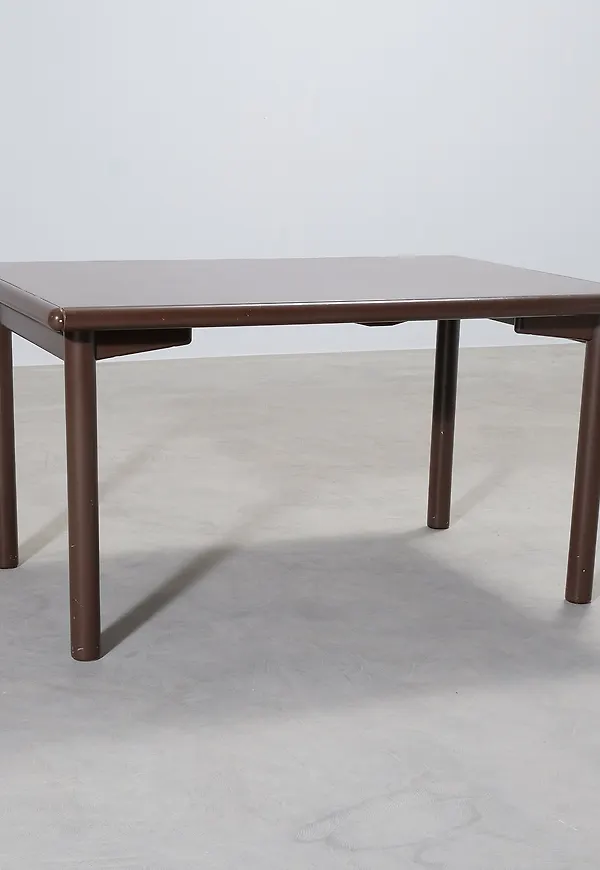 Brun No brand-matbord i stilren modell.