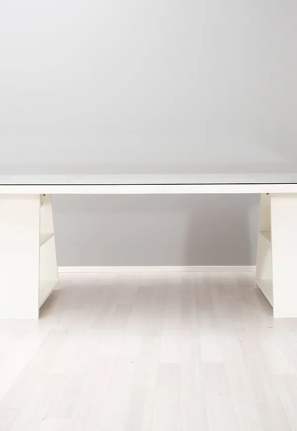 Smickrande bord 2025 från No brand.