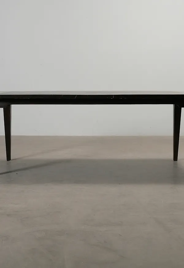 Otroligt fin matbord i mörkbrun färg gjord i teak.