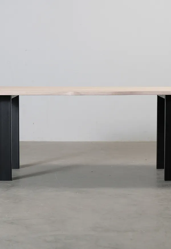 Otroligt fin svart bord 2026 från No brand.