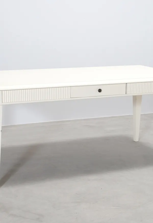 Vit No brand-matbord i trendig modell.