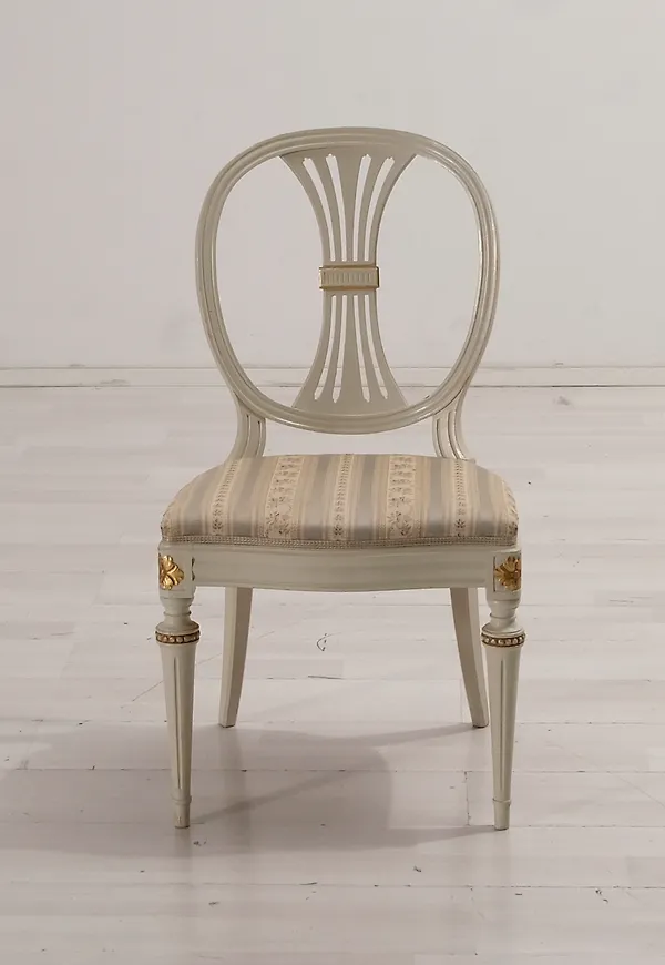 Härlig Stol som passar bra vid många olika tillfällen.