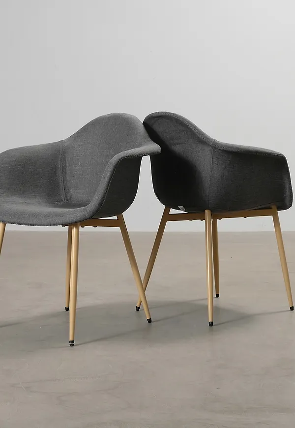 Grå matstol som passar perfekt till sommaren 2025!