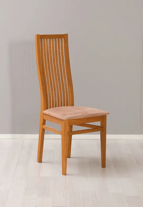 Snygg Stol som passar bra vid många olika tillfällen.