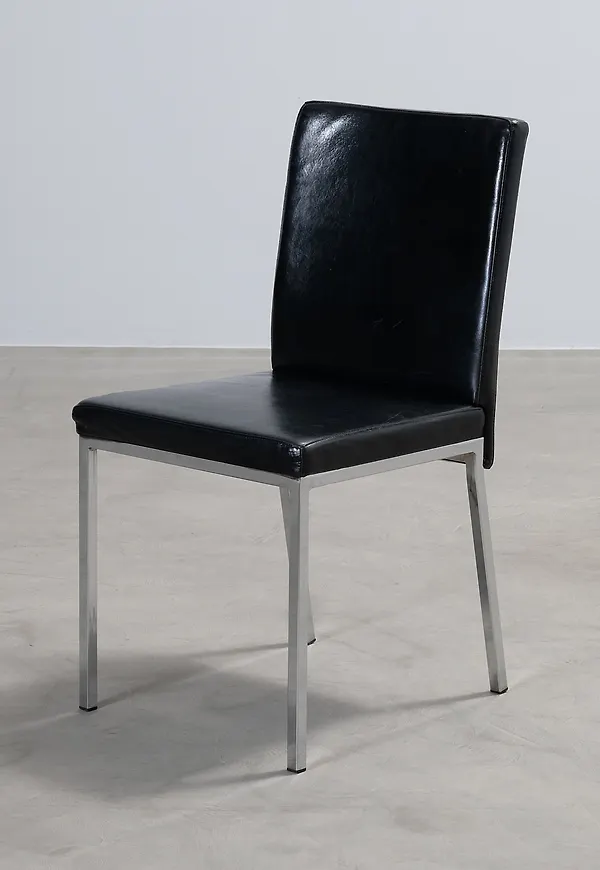 Superfin Stol som passar bra vid många olika tillfällen.