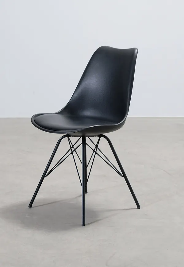 Svart No brand-matstol i riktigt trendig modell.