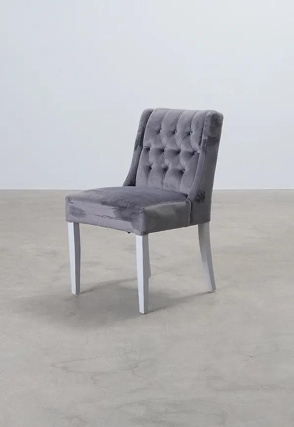 Grå matstol som passar perfekt till sommaren 2025!