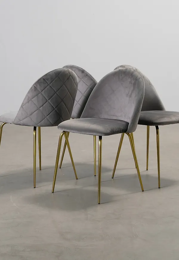 Supersnygg Stol som passar bra vid många olika tillfällen.