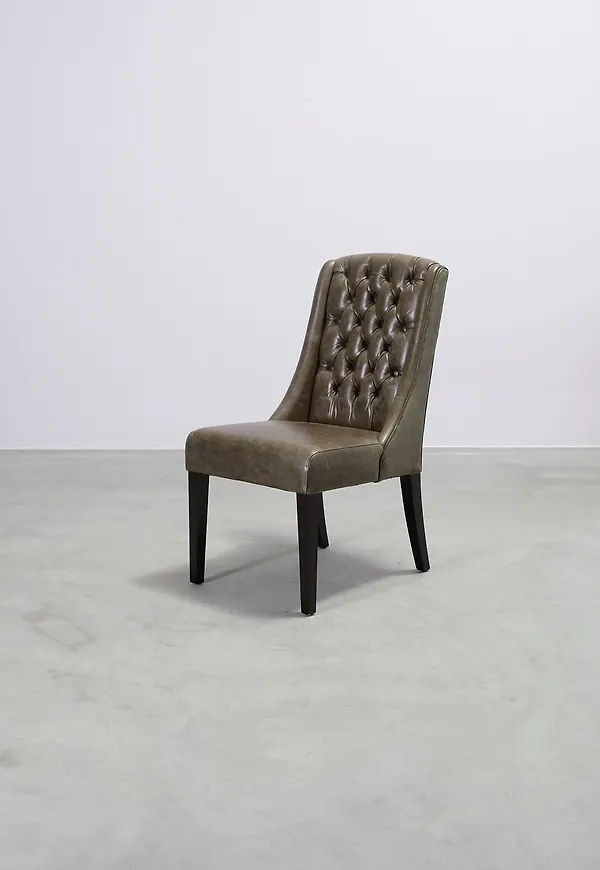 Fantastiskt snygg no brand matstol i grön färg gjord i skinn.