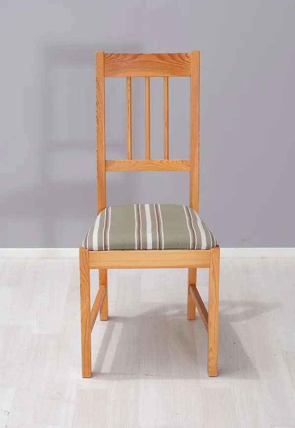 Supersnygg Stol som passar bra vid många olika tillfällen.