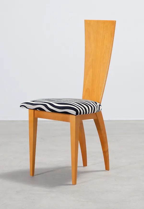 Fantastiskt fin Stol som passar bra vid många olika tillfällen.