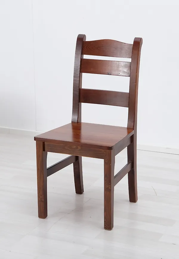 Brun matstol som passar perfekt till sommaren 2025!