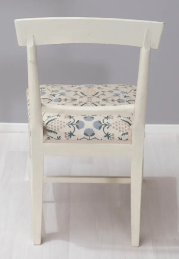 Riktigt fin vit stol 2025 från Antiques Store.