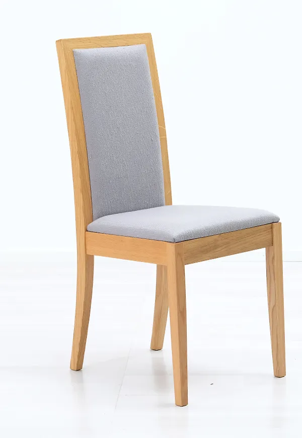 Jättesnygg Stol som passar bra vid många olika tillfällen.