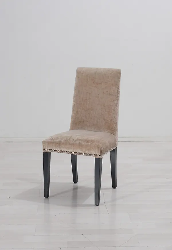 Moderiktig Stol som passar bra vid många olika tillfällen.