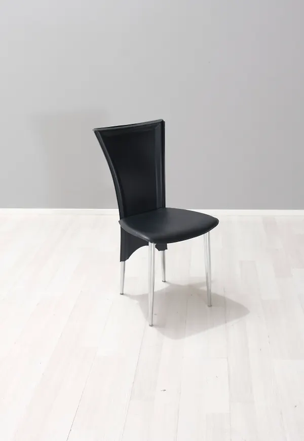 Fantastiskt snygg svart stol 2025 från No brand.