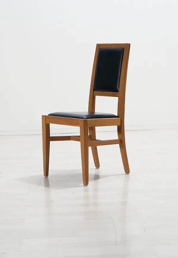 Moderiktig Stol som passar bra vid många olika tillfällen.