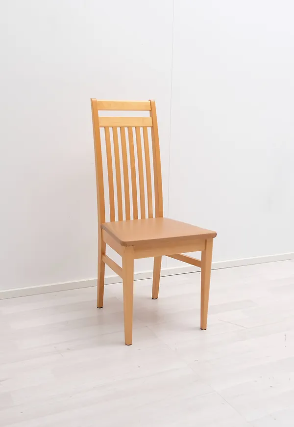 Stilren beige matstol 2025 från No brand.