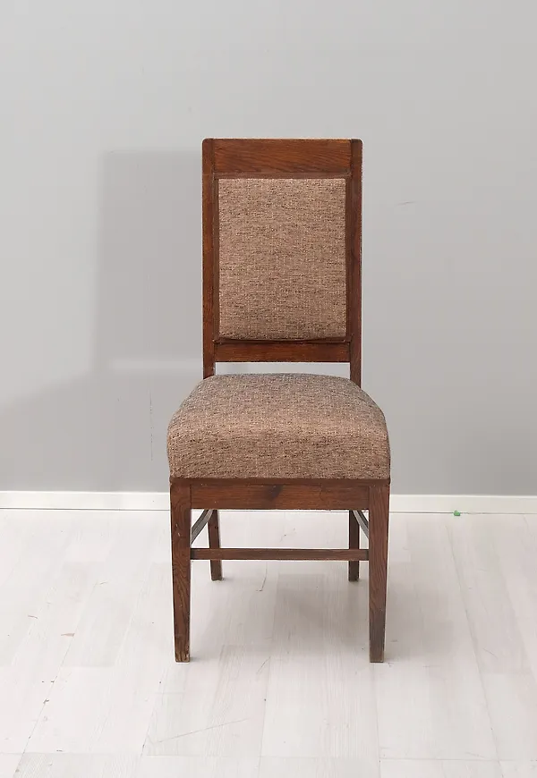 Stilriktig no brand matstol i brun färg gjord i ek.