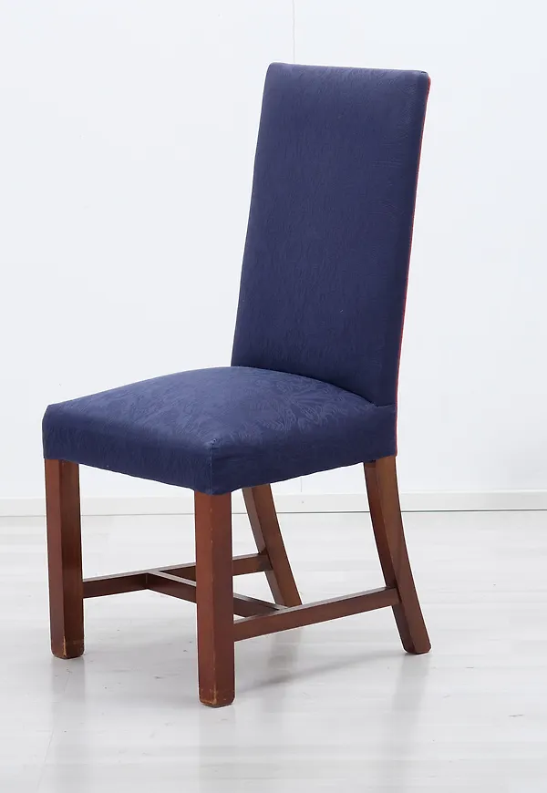 Blå No brand-matstol i moderiktig modell.