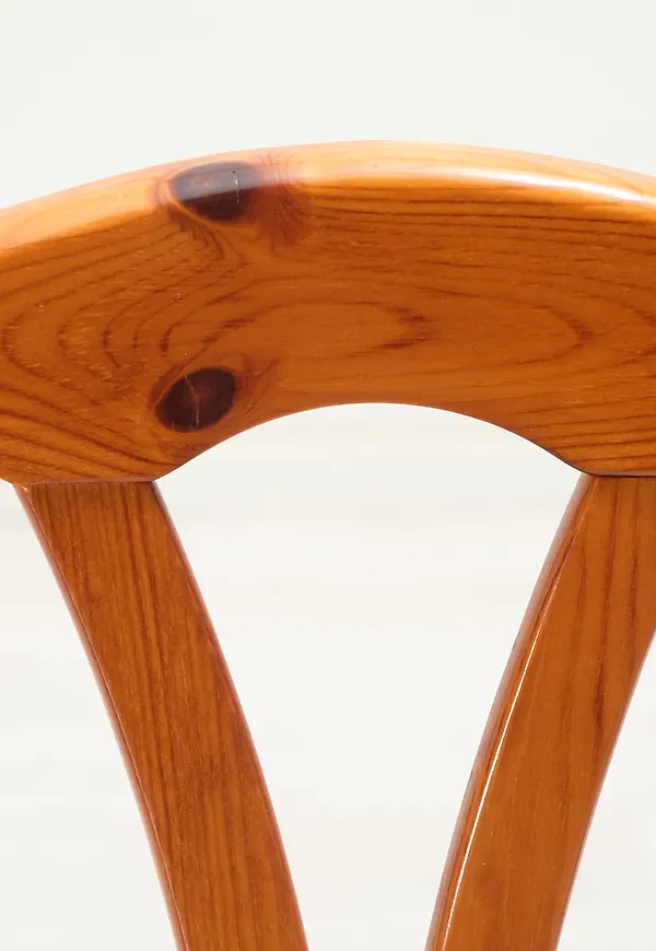 Stilriktig Stol som passar bra vid många olika tillfällen.