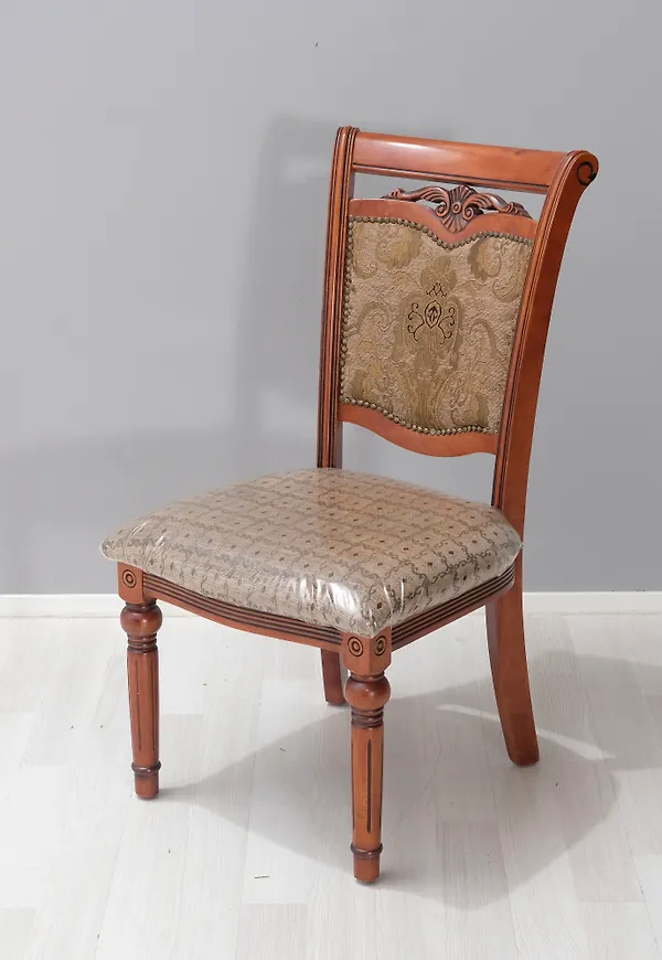 Flerfärgad No brand-matstol i mysig modell.