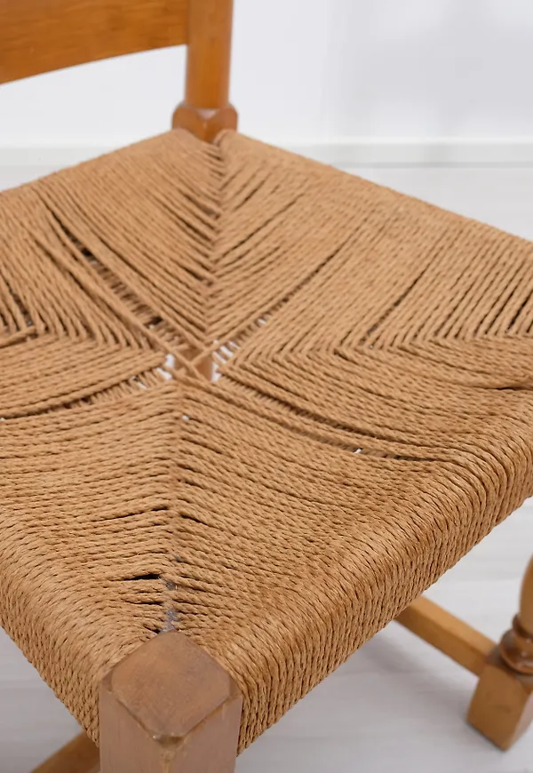 Fantastiskt snygg matstol i beiget från No brand.