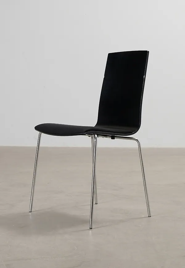 Stilren Stol som passar bra vid många olika tillfällen.