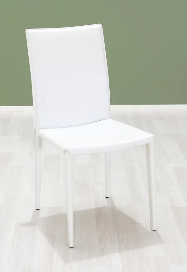 Vit matstol som passar perfekt till hösten 2025!