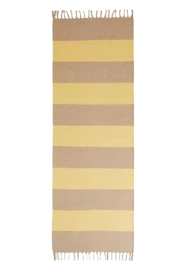 Beige ÅHLÉNS HOME-matta i jättefin modell.